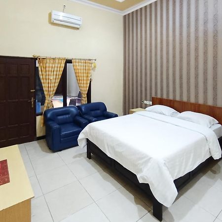 Gita Puri Redpartner Blitar Hotel Exterior photo