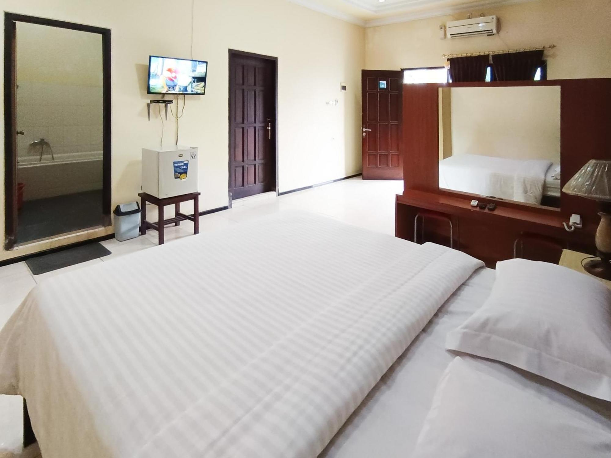 Gita Puri Redpartner Blitar Hotel Exterior photo