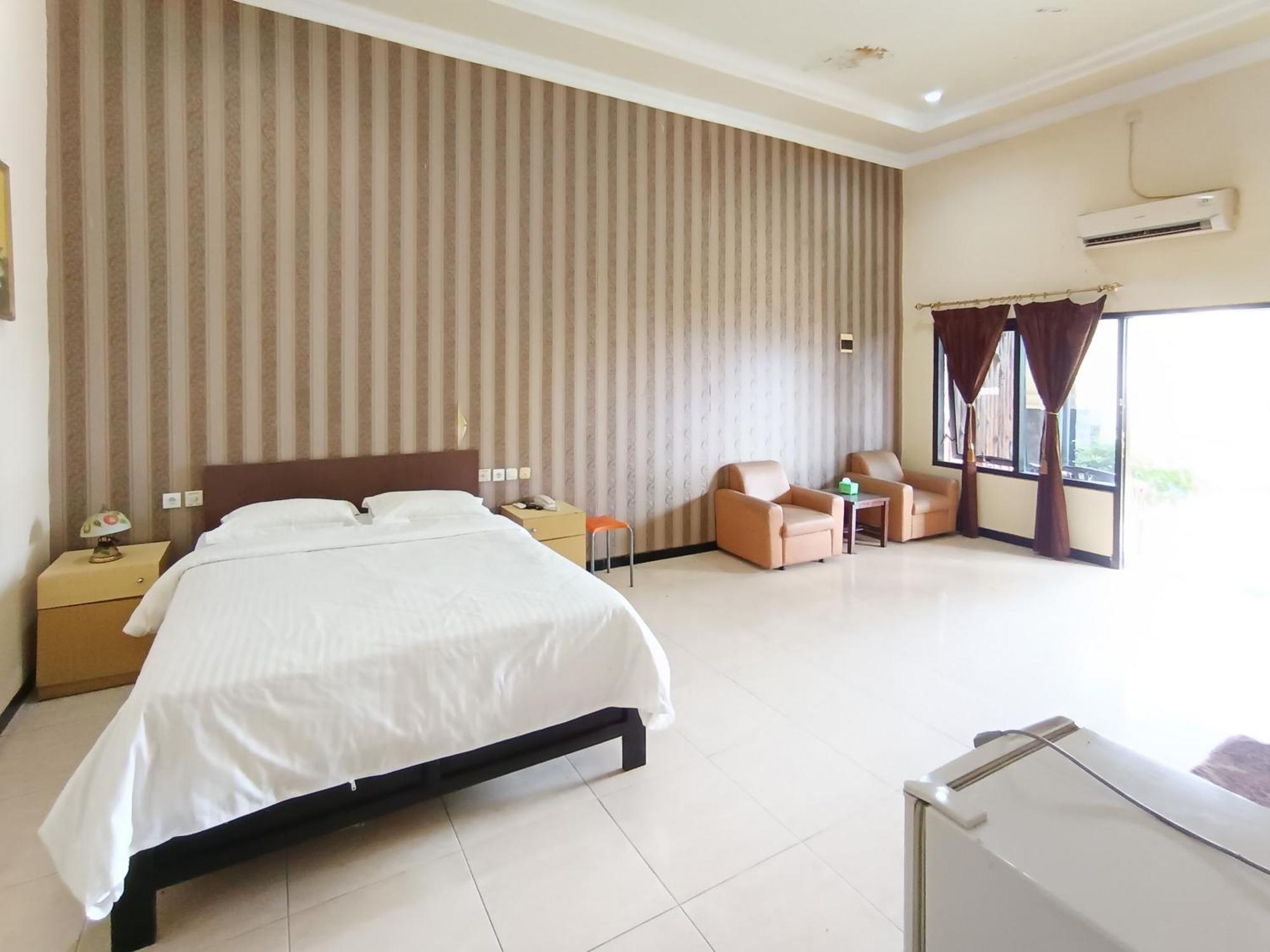 Gita Puri Redpartner Blitar Hotel Exterior photo