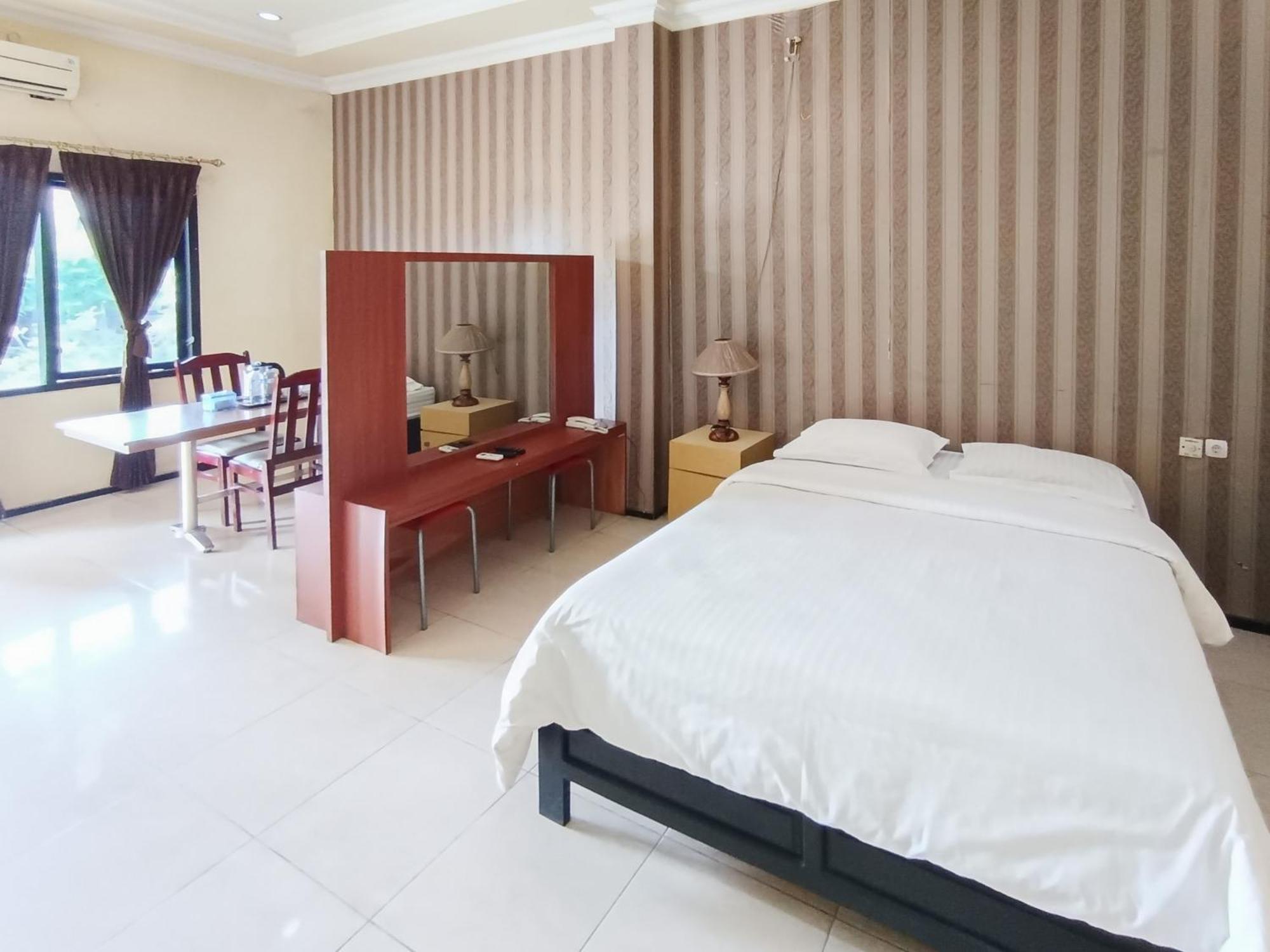 Gita Puri Redpartner Blitar Hotel Exterior photo