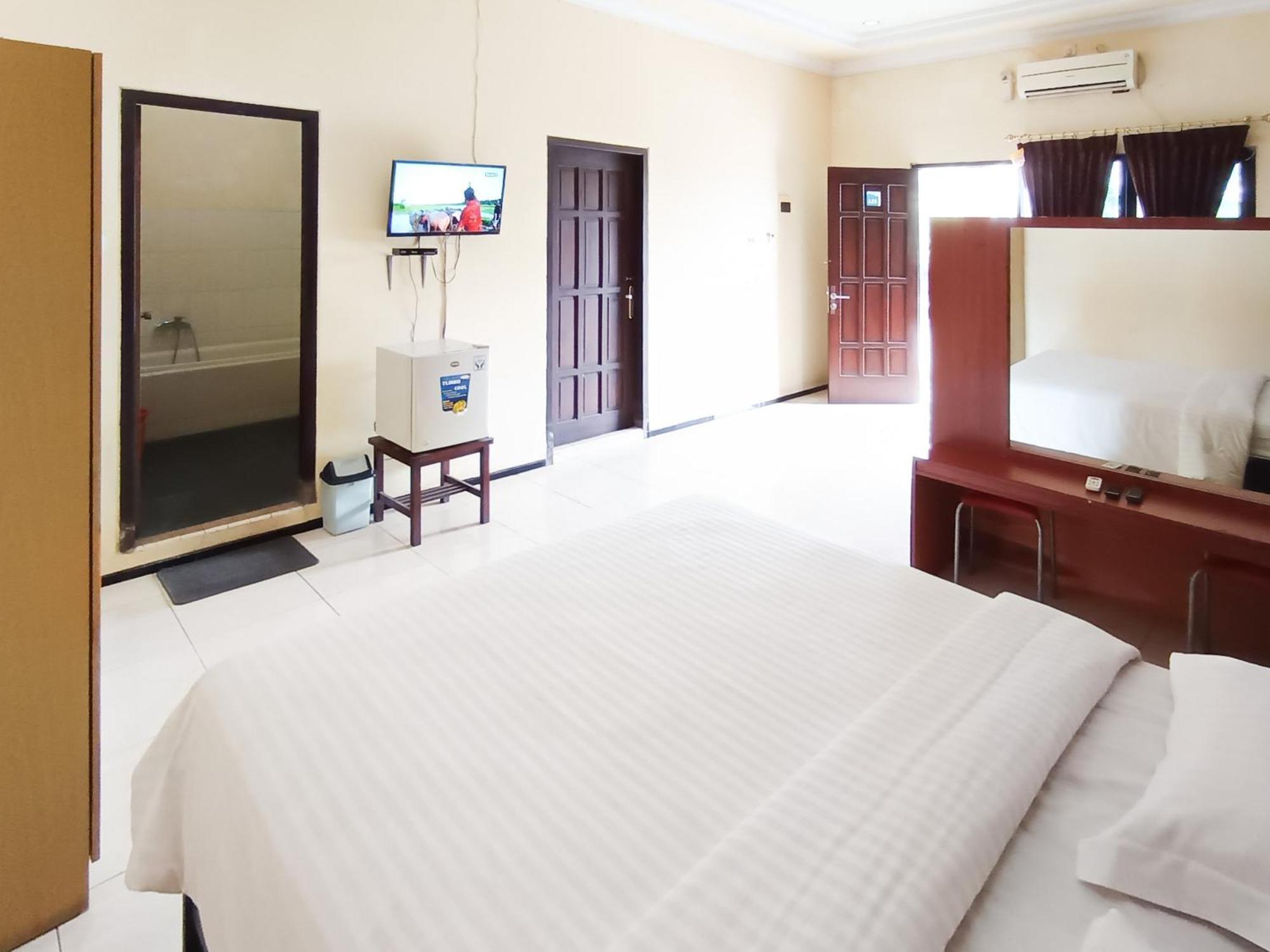 Gita Puri Redpartner Blitar Hotel Exterior photo