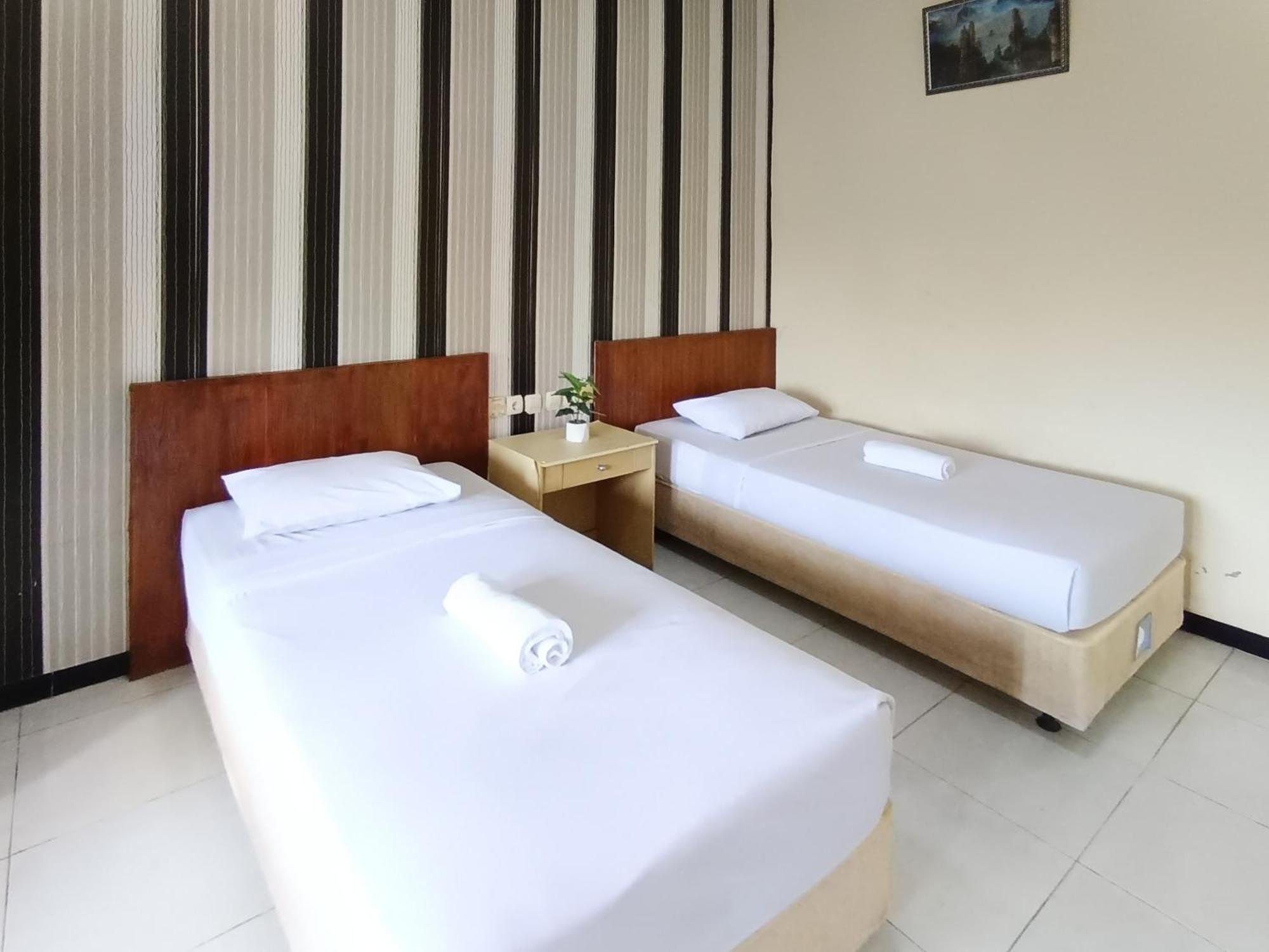 Gita Puri Redpartner Blitar Hotel Exterior photo