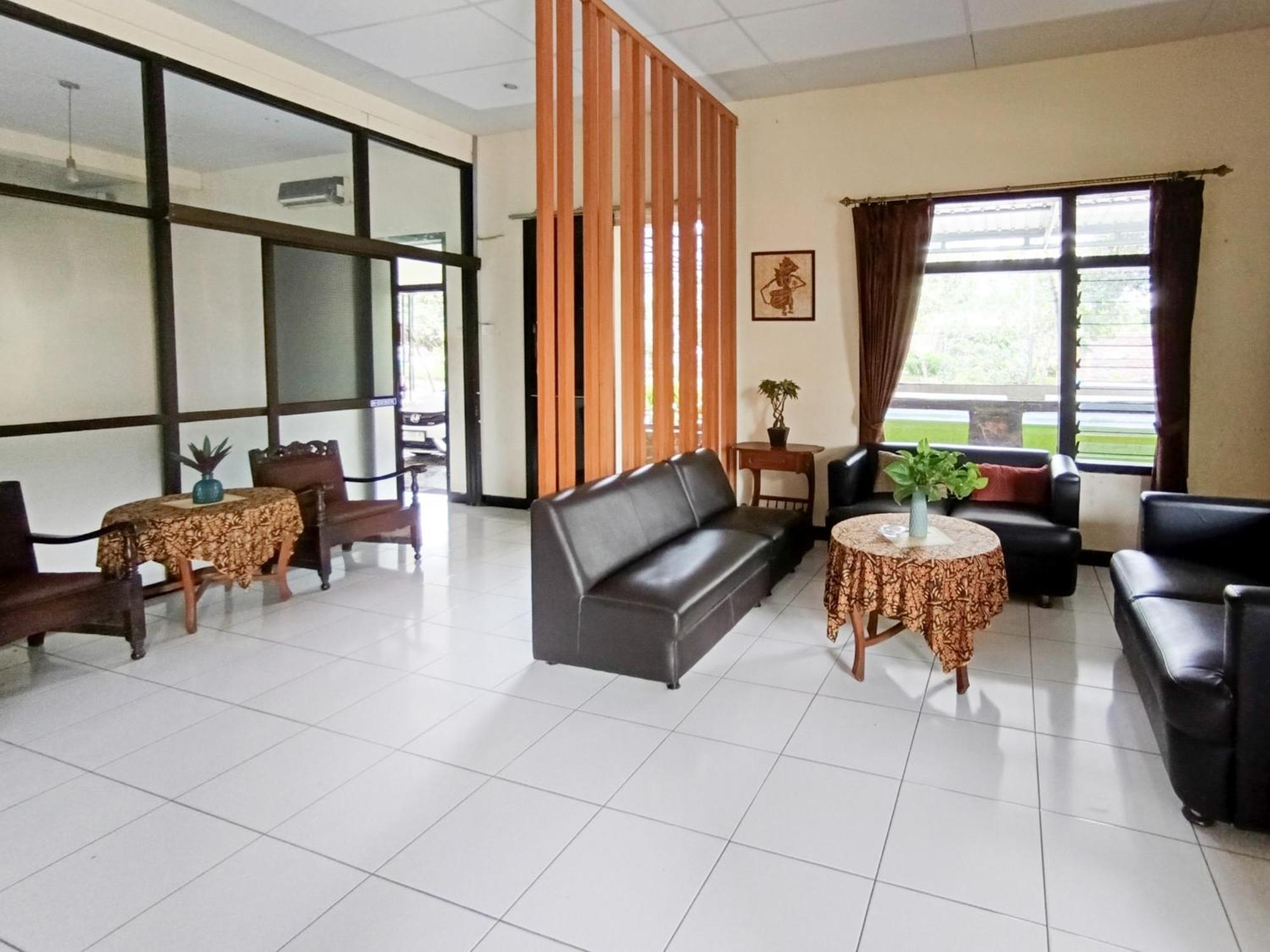 Gita Puri Redpartner Blitar Hotel Exterior photo